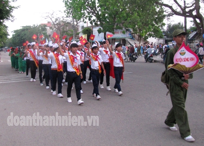 Đội viên, thiếu nhi  tham gia diễu hành trên các trục đường chính Thành phố Tuy Hòa, với chủ đề: "Hành quân về Điện Biên"